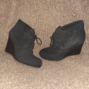 ROSEGOLD BRAND-Snakeskin Textured Black Suede Wedge Booties-Sz 37.5-Near Mint